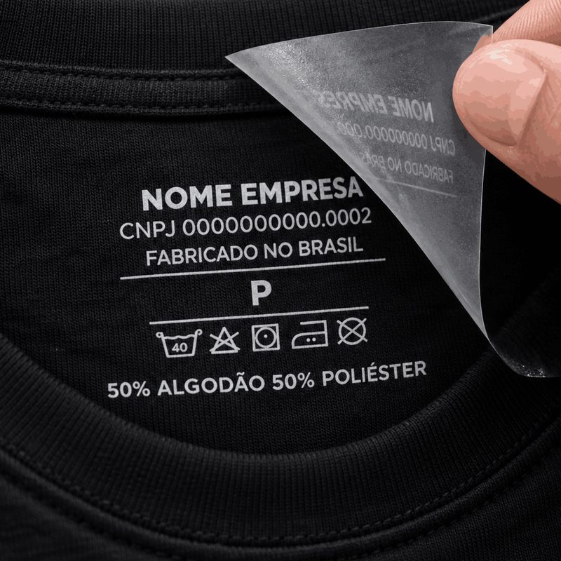 Etiqueta impressa na gola de camiseta preta, com o nome da empresa, CNPJ, tamanho e instruções de lavagem